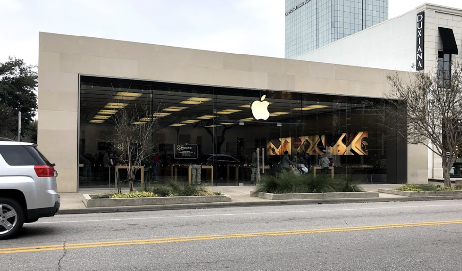 Attempted robbery at Knox Street Apple store leaves one dead