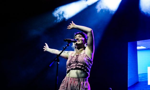 Concert Review: Bi pop singer mxmtoon keeps a bubbly energy through her set